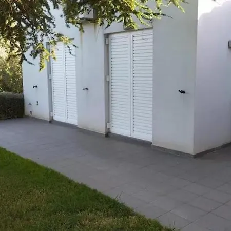 Luxurious 6 Bedroom With A Private Pool *