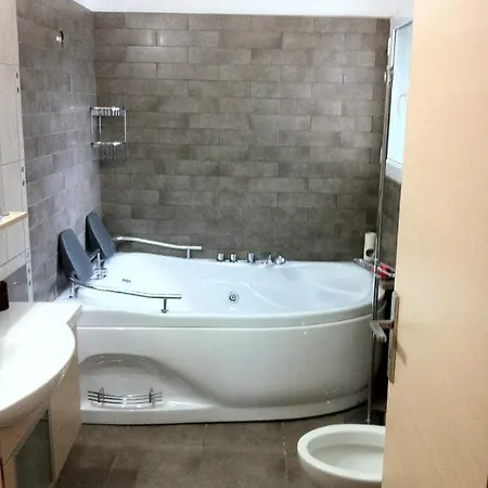 Luxurious 6 Bedroom With A Private Pool *