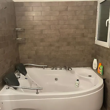 Luxurious 6 Bedroom In A Great Location * Chalkís